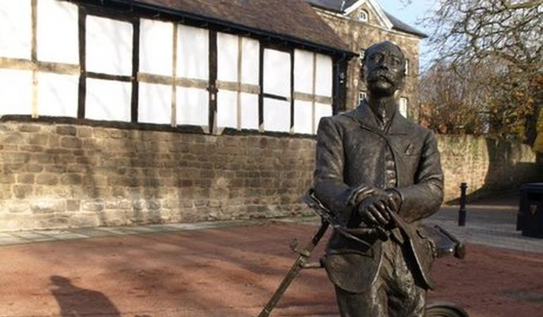 Statue of Edward Elgar outside Hereford Cathedral