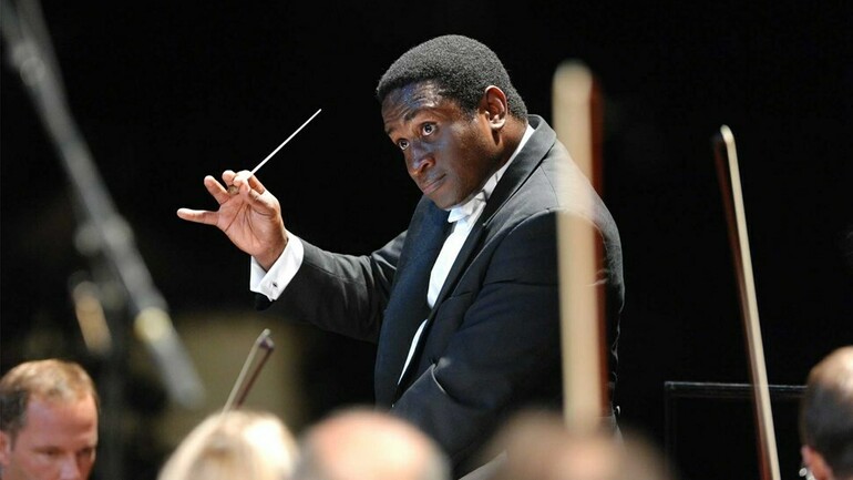 Kwame Ryan conducting